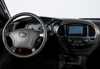 Подержанный автомобиль Toyota Sequoia 2004 года (12 фото)