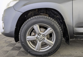 Подержанный автомобиль Toyota RAV4 2012 года (12 фото)