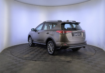 Подержанный автомобиль Toyota RAV4 2018 года (7 фото)