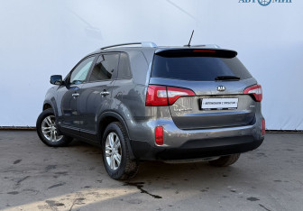 Подержанный автомобиль Kia Sorento 2015 года (7 фото)