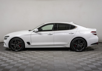 Подержанный автомобиль Genesis G70 2020 года (8 фото)