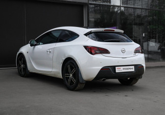 Подержанный автомобиль Opel Astra Hatchback 2014 года (6 фото)