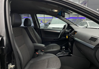 Подержанный автомобиль Opel Astra Sedan 2012 года (18 фото)