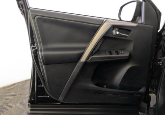 Подержанный автомобиль Toyota RAV4 2018 года (19 фото)