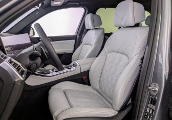 Подержанный автомобиль BMW X5 2025 года (20 фото)