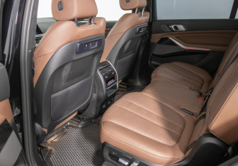 Подержанный автомобиль BMW X7 2021 года (9 фото)