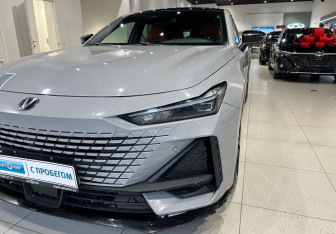 Подержанный автомобиль Changan UNI-V 2023 года (9 фото)