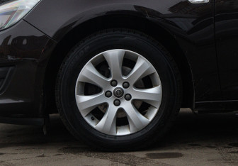 Подержанный автомобиль Opel Astra Sedan 2014 года (18 фото)