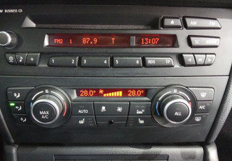 Подержанный автомобиль BMW X1 2013 года (13 фото)