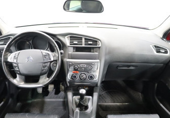 Подержанный автомобиль Citroen C4 Hatchback 2011 года (12 фото)