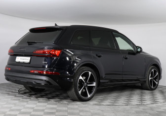 Подержанный автомобиль Audi Q7 2021 года (5 фото)