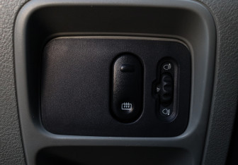 Подержанный автомобиль Renault Symbol 2003 года (13 фото)