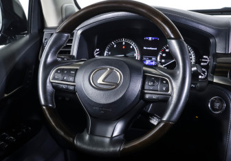 Подержанный автомобиль Lexus LX 2016 года (17 фото)