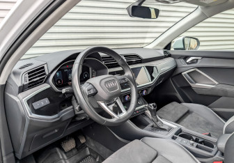 Подержанный автомобиль Audi Q3 2023 года (16 фото)
