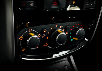 Подержанный автомобиль Nissan Terrano 2014 года (25 фото)