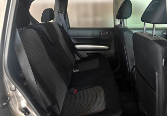 Подержанный автомобиль Nissan X-Trail 2010 года (10 фото)