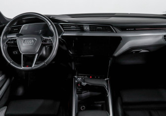 Подержанный автомобиль Audi e-tron 2020 года (12 фото)
