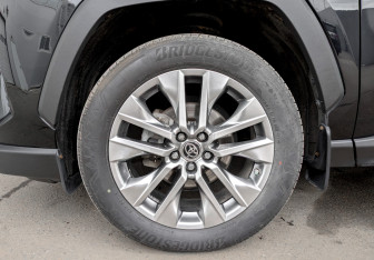 Подержанный автомобиль Toyota RAV4 2020 года (18 фото)