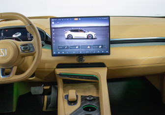 Подержанный автомобиль Zeekr 001 2024 года (14 фото)