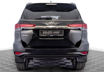 Подержанный автомобиль Toyota Fortuner 2018 года (6 фото)