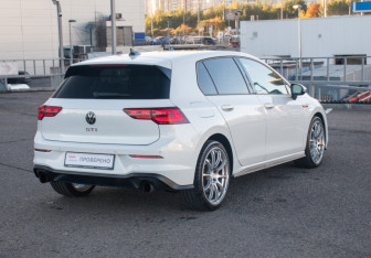 Подержанный автомобиль Volkswagen Golf GTI Hatchback 2021 года (5 фото)