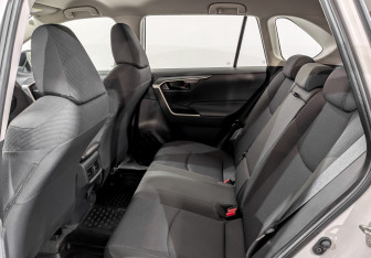 Подержанный автомобиль Toyota RAV4 2024 года (12 фото)