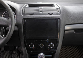 Подержанный автомобиль Skoda Octavia Liftback 2011 года (14 фото)