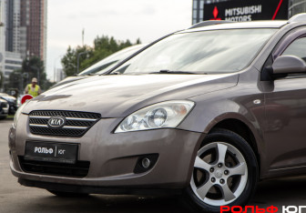 Подержанный автомобиль Kia Ceed Wagon 2007 года (14 фото)