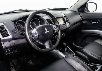 Подержанный автомобиль Mitsubishi Outlander 2012 года (7 фото)
