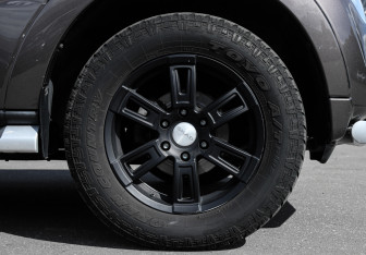 Подержанный автомобиль Mitsubishi Pajero 2011 года (19 фото)