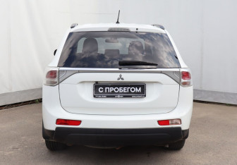 Подержанный автомобиль Mitsubishi Outlander 2012 года (5 фото)