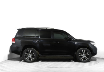 Подержанный автомобиль Toyota Land Cruiser Suv 2011 года (4 фото)