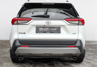 Подержанный автомобиль Toyota RAV4 2021 года (6 фото)