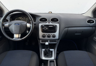 Подержанный автомобиль Ford Focus Hatchback 2008 года (12 фото)