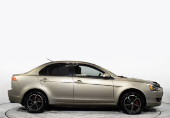 Подержанный автомобиль Mitsubishi Lancer Sedan 2008 года (4 фото)