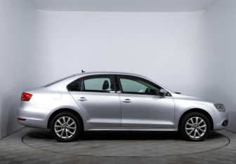 Подержанный автомобиль Volkswagen Jetta Sedan 2012 года (4 фото)