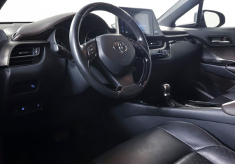 Подержанный автомобиль Toyota C-HR 2018 года (14 фото)