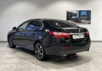 Подержанный автомобиль Renault Latitude 2011 года (7 фото)