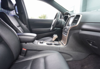 Подержанный автомобиль Jeep Grand Cherokee 2016 года (12 фото)