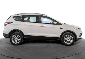 Подержанный автомобиль Ford Kuga 2017 года (4 фото)