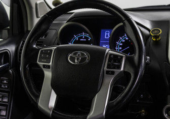 Подержанный автомобиль Toyota Land Cruiser Prado 2010 года (10 фото)