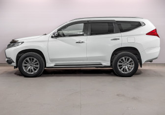 Подержанный автомобиль Mitsubishi Pajero Sport 2018 года (8 фото)