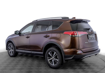 Подержанный автомобиль Toyota RAV4 2017 года (7 фото)