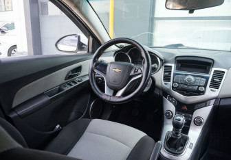 Подержанный автомобиль Chevrolet Cruze Hatchback 2012 года (12 фото)