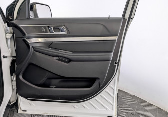 Подержанный автомобиль Ford Explorer 2018 года (25 фото)