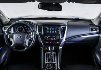 Подержанный автомобиль Mitsubishi Pajero Sport 2018 года (17 фото)