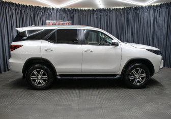 Подержанный автомобиль Toyota Fortuner 2021 года (4 фото)