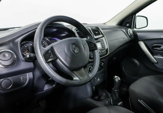 Подержанный автомобиль Renault Sandero 2015 года (7 фото)