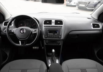 Подержанный автомобиль Volkswagen Polo Sedan 2017 года (11 фото)