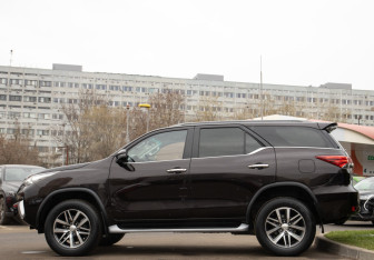 Подержанный автомобиль Toyota Fortuner 2018 года (6 фото)